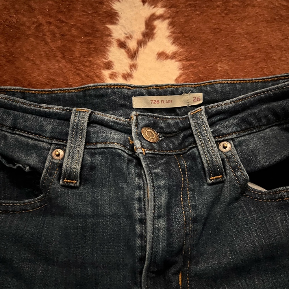 Levi’s women’s size 26 flare jeans!! stretchy - Picture 6 of 7
